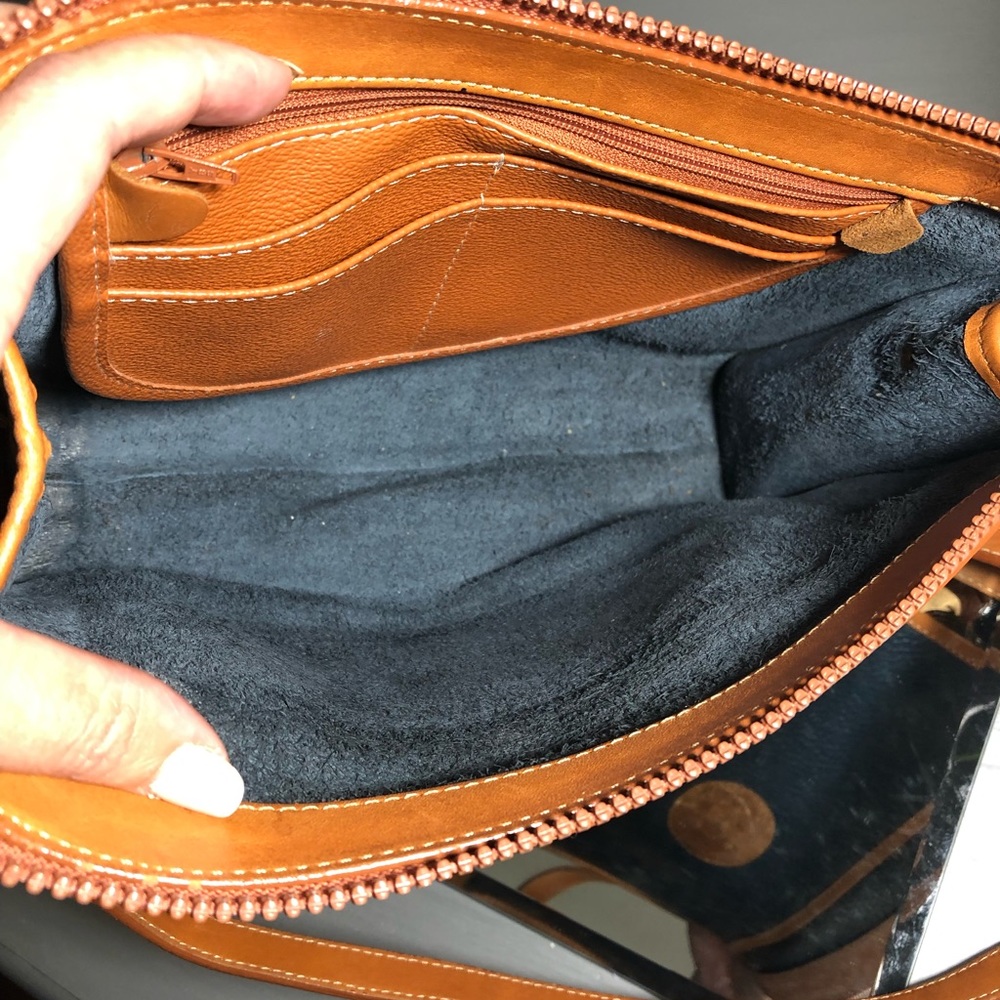 Classic Dooney & Bourke cross body bag - Picture 8 of 8